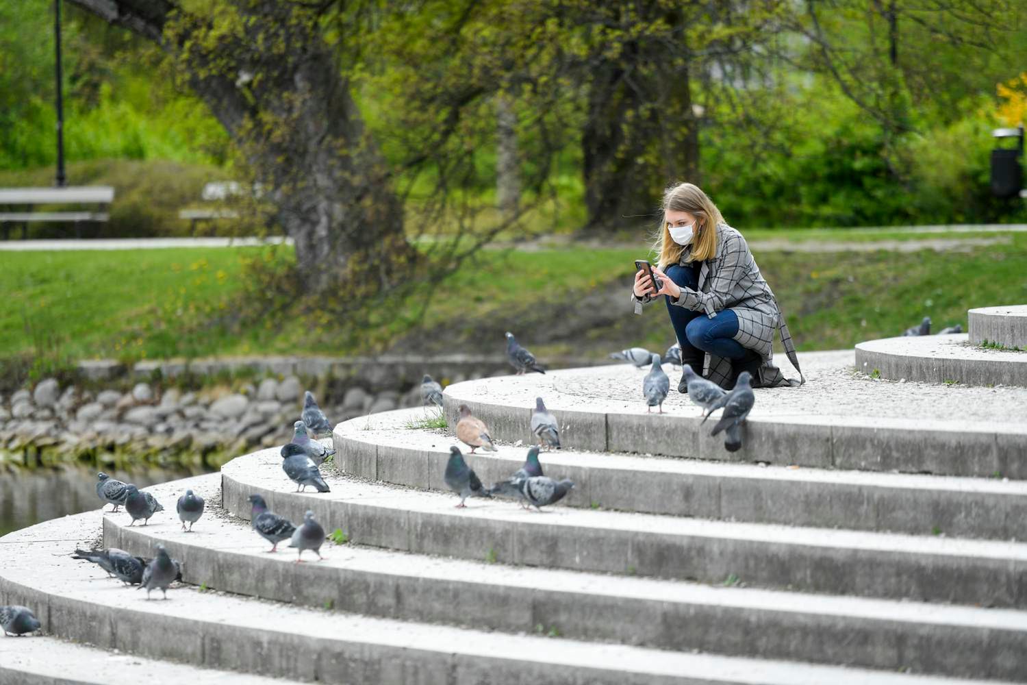 Nicole Bogdanowicz w parku je ciastko z truskawkami