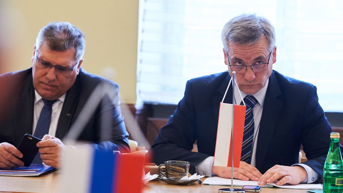 Jerzy Szmit, wiceminister infrastruktury i budownictwa (z prawej) i prezes Zrzeszenia Międzynarodowych Przewoźników Drogowych w Polsce Jan Buczek.