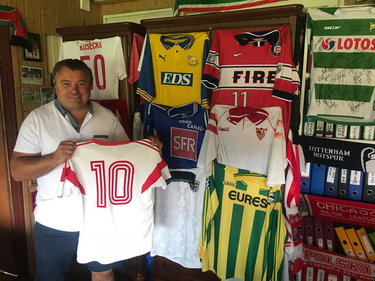Roman Kosecki ze swoim zbiorem koszulek