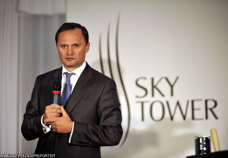 Leszcze Czarnecki podczas uroczystości wmurowania kamienia węgielnego pod budowę wieżowca Sky Tower.