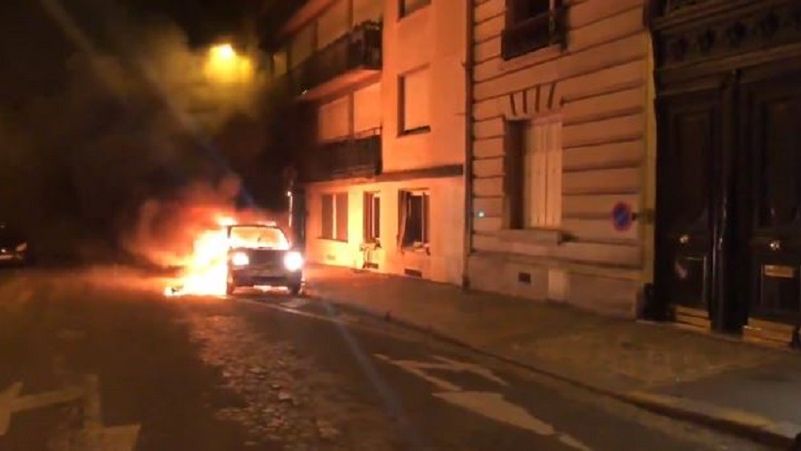 Zdjęcie okładkowe artykułu: Twitter / RemyBuisine / Na zdjęciu: płonący samochód po zamieszkach