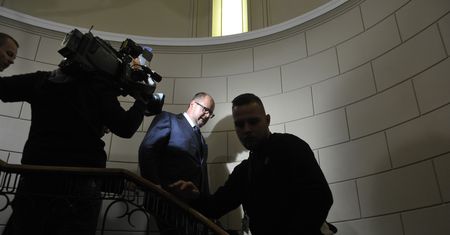 Afera Amber Gold. Przesłuchanie Adamowicza z przeciąganiem samolotu w roli głównej