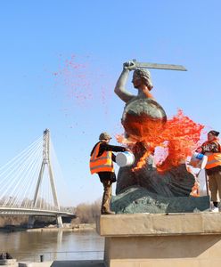 Oblały farbą warszawską Syrenkę. Usłyszały zarzuty