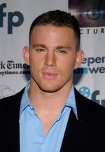 Channing Tatum skacze na motocyklu