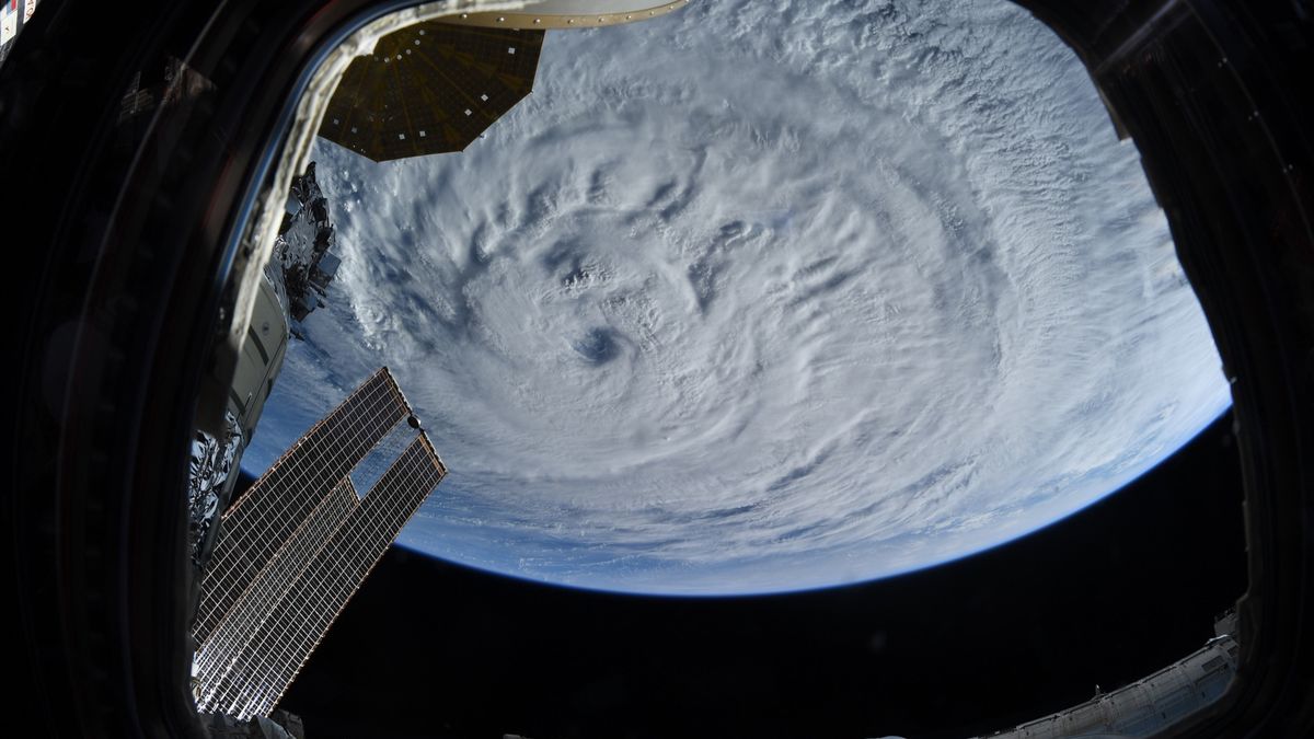 Astronautka uchwyciła huragan Larry z kosmosu. Zdaje się zakrywać całą Ziemię 1