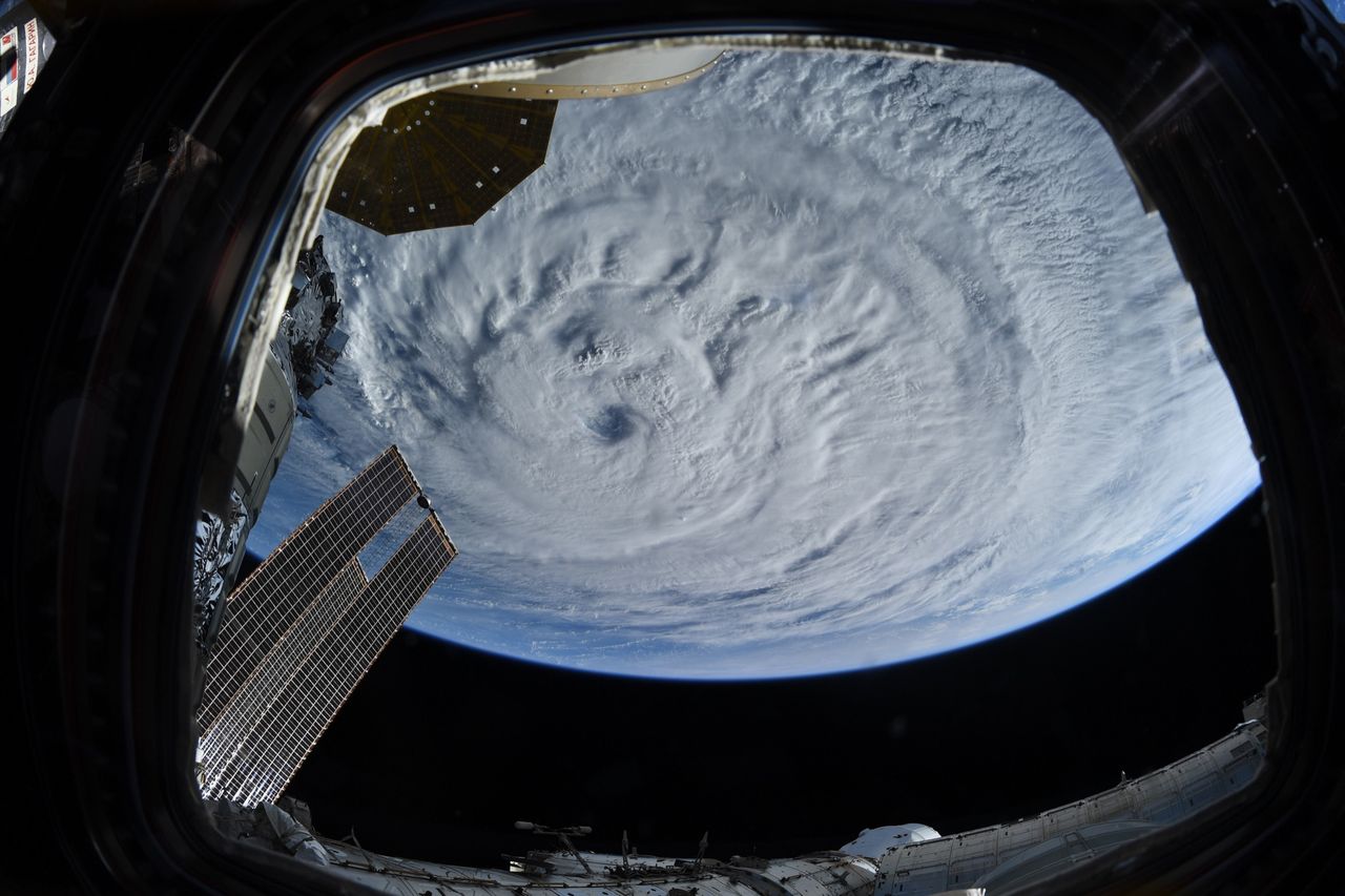 Astronautka uchwyciła huragan Larry z kosmosu. Zdaje się zakrywać całą Ziemię