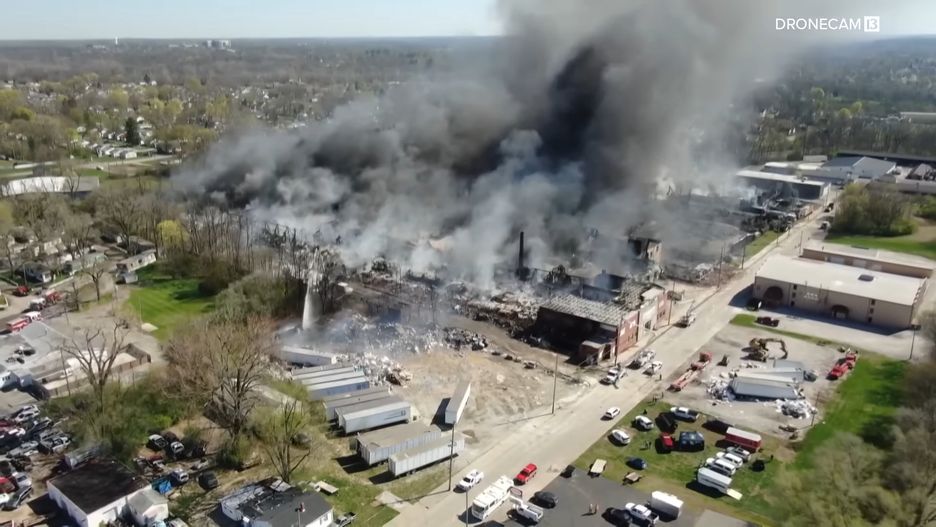 Strażacy w Richmond walczą z ogniem. Widok z drona.
