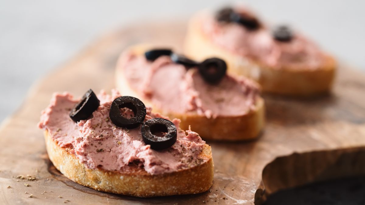 Pastę kurczakową możesz położyć na grzankach i podać z oliwkami