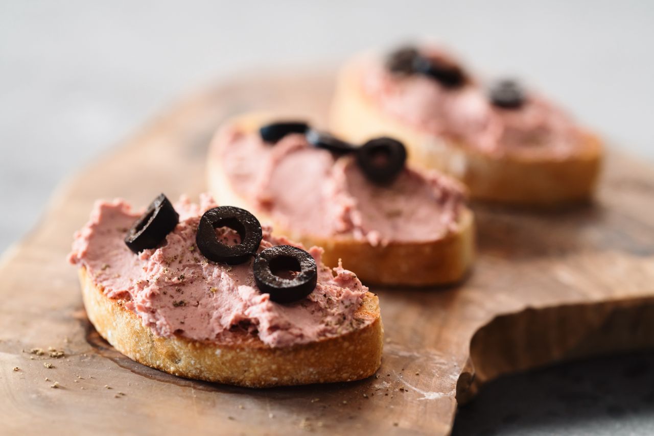 Z mięsa z rosołu robię pyszną pastę kanapkową. To świetne smarowidło do chleba