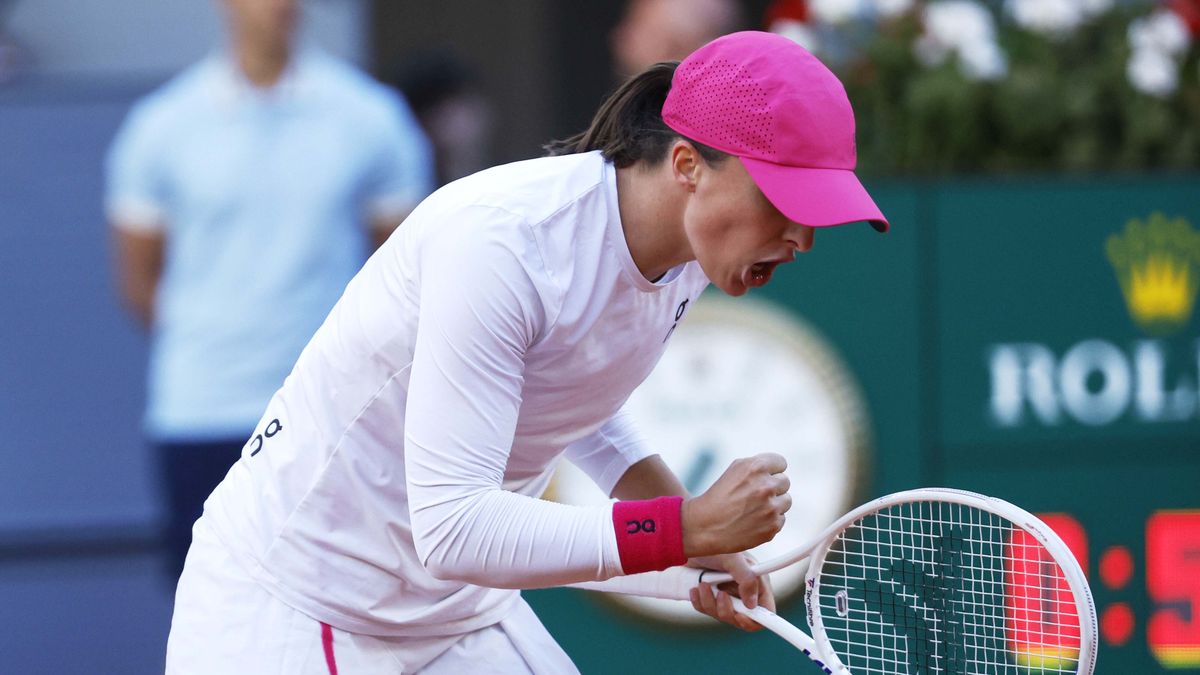 Iga Swiatek of Poland celebrates a point during her women's singles final match against Aryna Sabalenka of Belarus at the Madrid Open tennis tournament in Madrid, Spain, 04 May 2024. EPA/JUANJO MARTIN Dostawca: PAP/EPA.