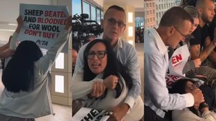 Modowy guru OBEZWŁADNIŁ aktywistkę i zakrywał jej usta. Internauci murem za protestującą: "To była NAPAŚĆ, czas na pozew!" (WIDEO)