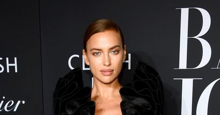 STYLOWE MAMY: Irina Shayk w aksamitnej mini z popularnej sieciówki