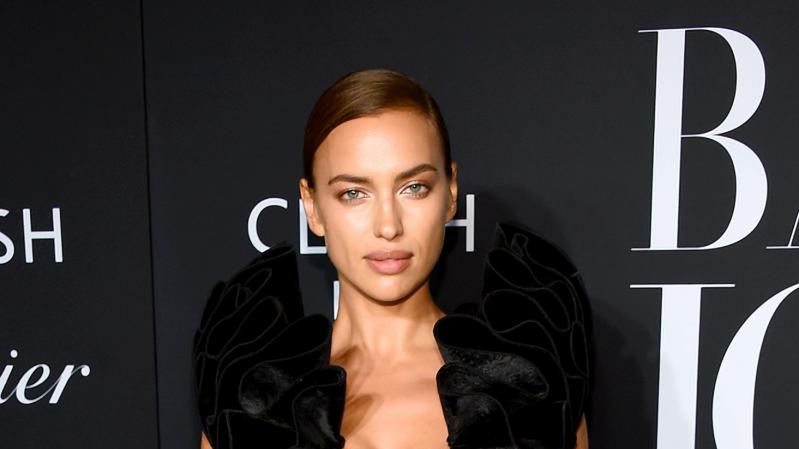 Irina Shayk w aksamitnej mini H&M