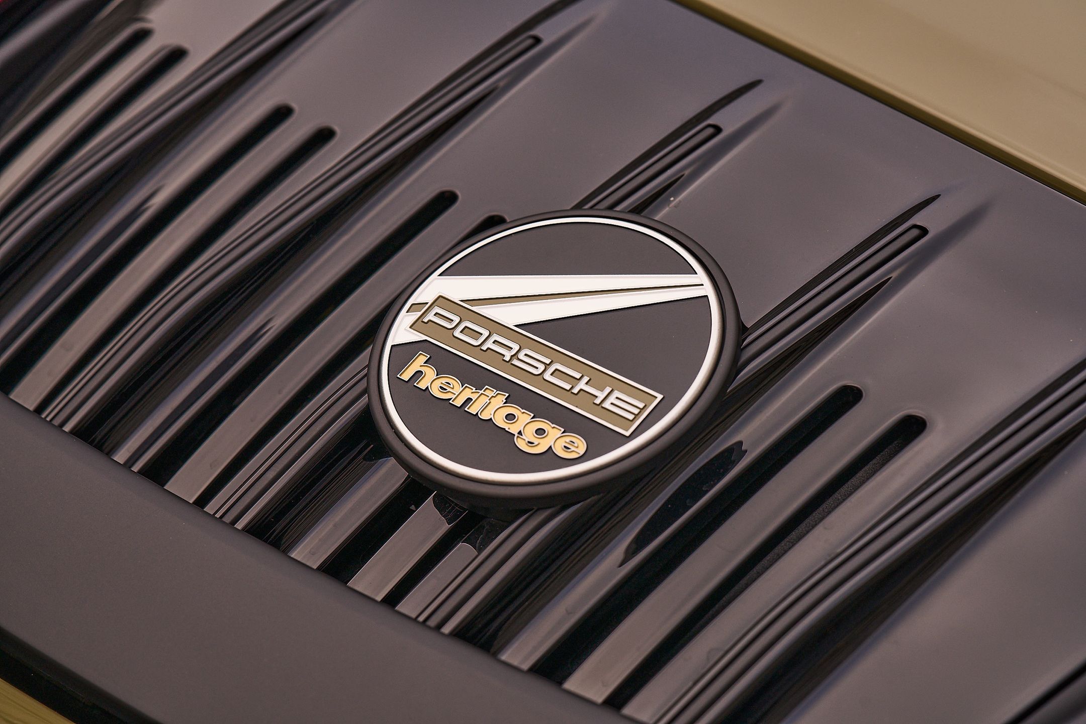 Porsche 928 (1977) i Porsche 911 Spirit 70 (2025)