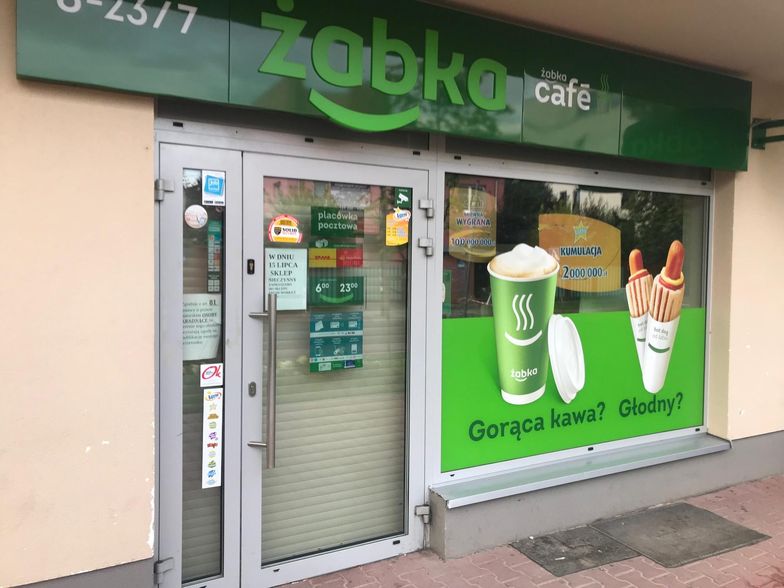 Sklepy Żabka mają podpisaną umowę z Pocztą Polską i kurierami. Można w nich odbierać paczki i listy