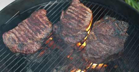 Grillowany stek z antrykotu z kością (mięso i tłuszcz, II klasa mięsa)