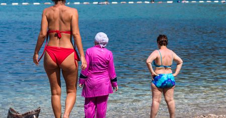 Wchodzą do wody w ubraniach. "Wprawiają plażowiczów w zakłopotanie"