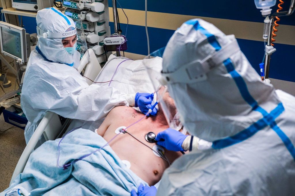 Złe dane dot. koronawirusa w Polsce. "Pandemia rozpędza się"