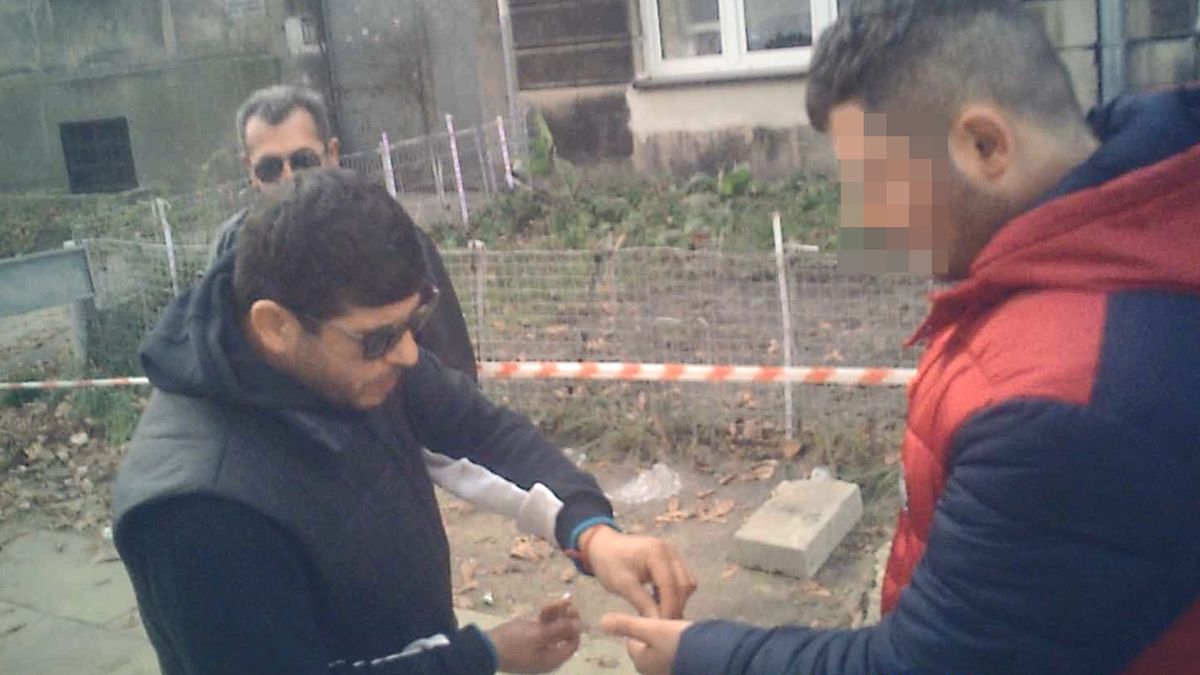 WP SportoweFakty / WP SportoweFakty / Wahan Geworgian rozmienia pieniądze na bazarze