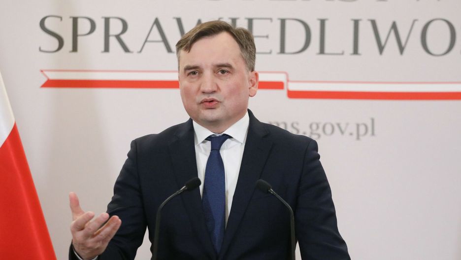 Minister Ziobro kieruje do TK kwesti? mechanizmu warunkowo?ciFot. Jakub Kaminski/East News, Warszawa, 23.12.2021. Konferencja prasowa w Ministerstwie Sprawiedliwosci na temat wniosku do Trybunalu Konstytucyjnego w sprawie tzw. mechanizmu warunkowosci.
N/z: minister Zbigniew ZiobroJakub Kaminski