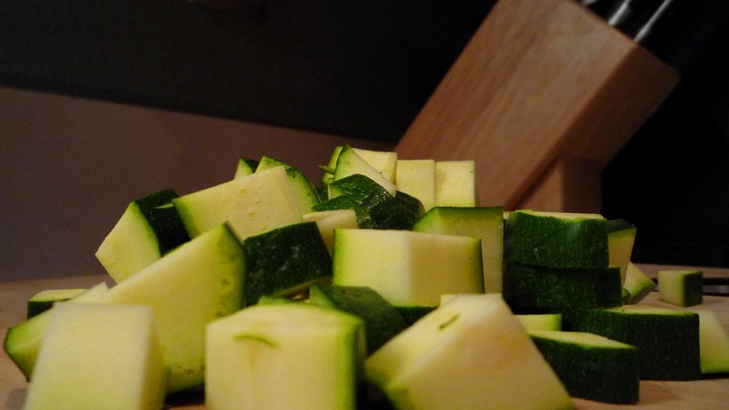 Cukinia ze skórką gotowana z dodatkiem soli, odsączona