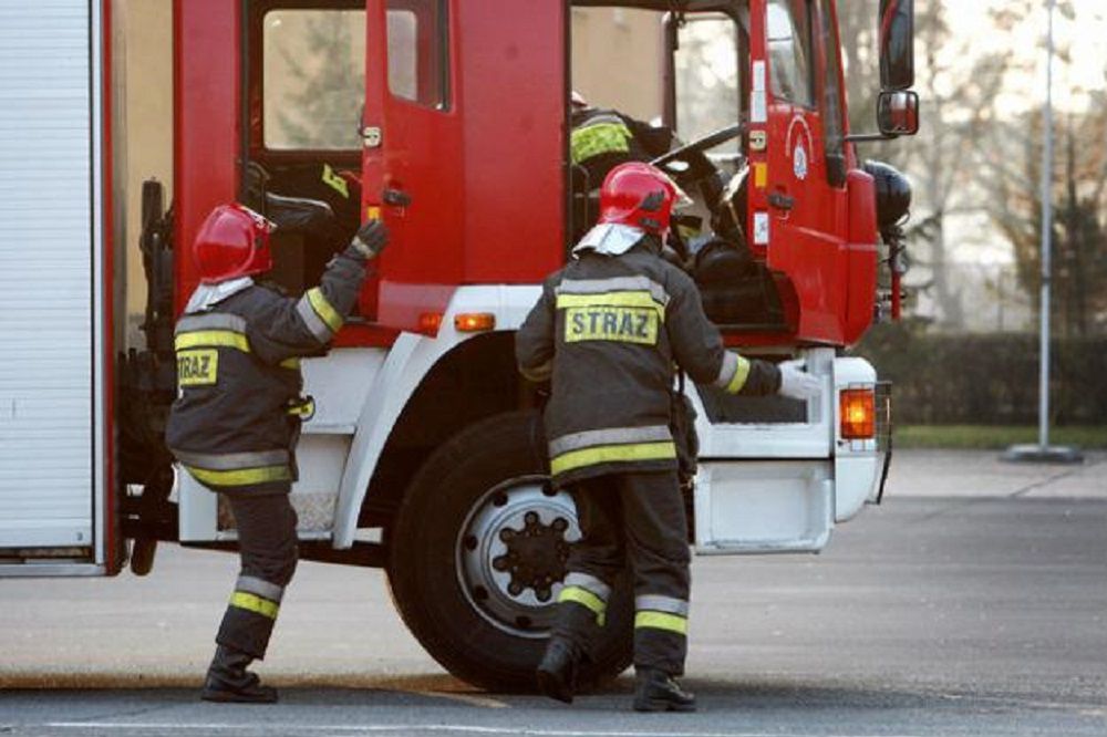 Pożar na Bródnie. Ogień zajął dziesiępiętrowy blok przy ulicy Rembielińskiej 19 w Warszawie. Spłonęła elewacja w całym pionie