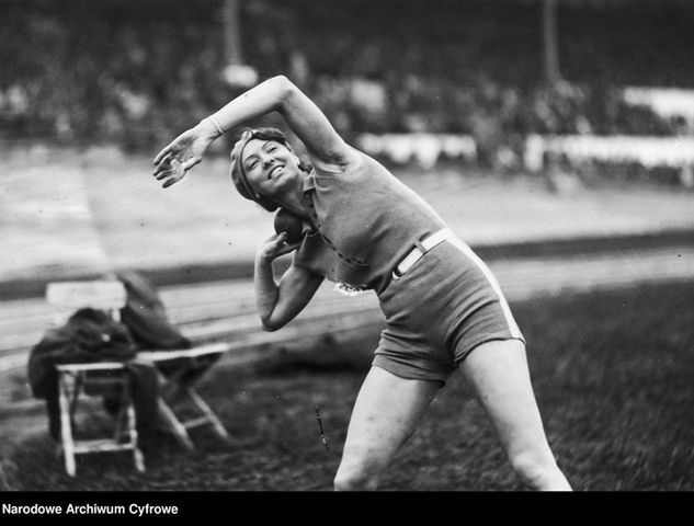 Halina Konopacka świetnie spisywała się w wielu lekkoatletycznych konkurencjach. Poza rzutem dyskiem także m.in w pchnięciu kulą (fot. Narodowe Archiwum Cyfrowe)