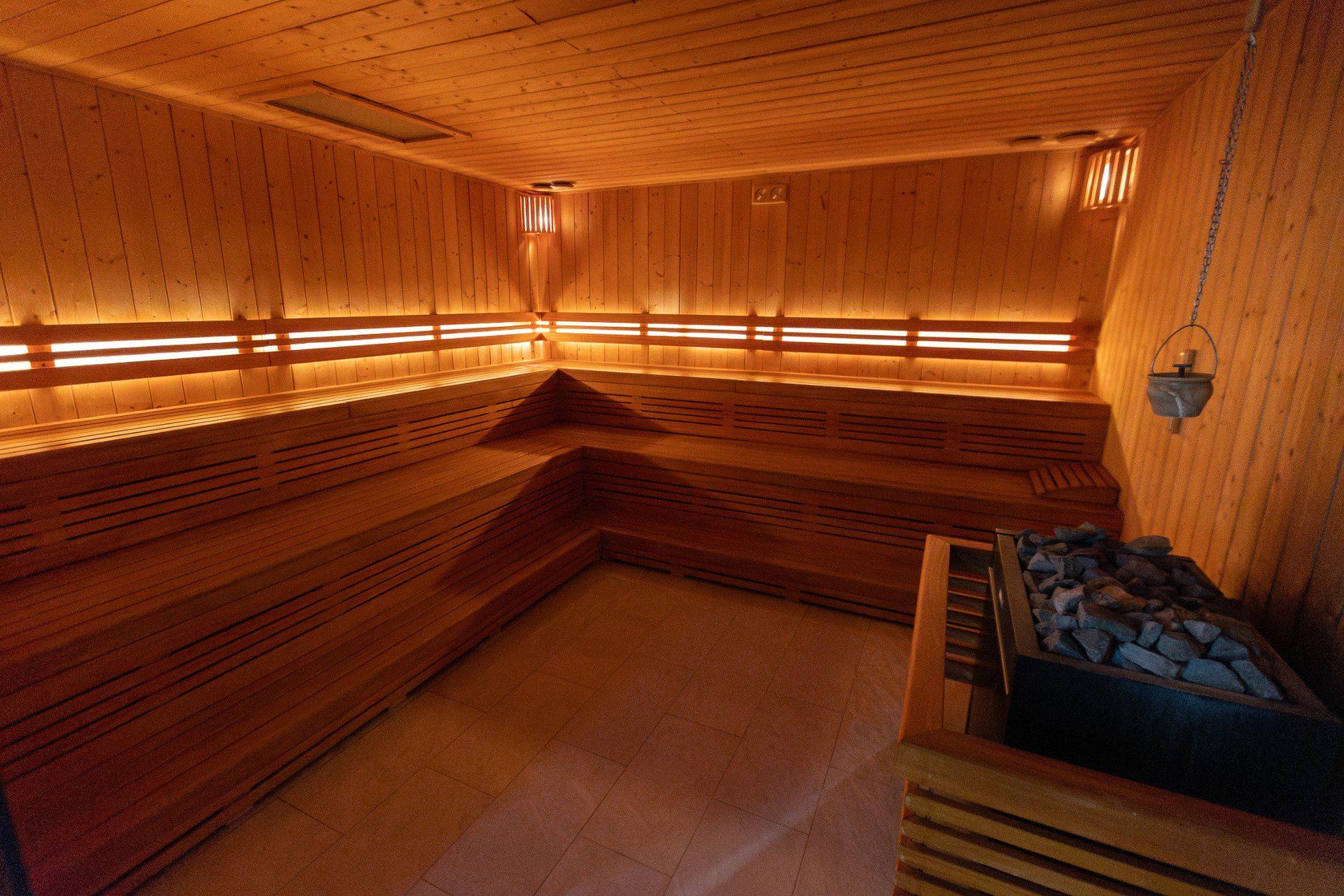 Sauna sucha znajdująca się w strefie saun na piętrze.
