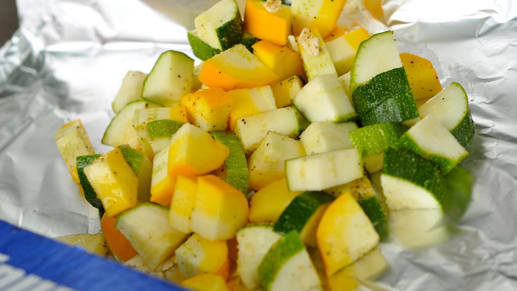 Mrożona cukinia ze skórką gotowana z dodatkiem soli, odsączona