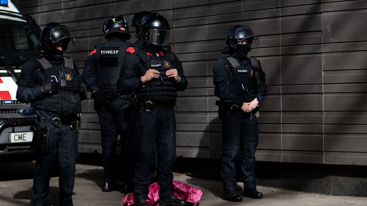 Getty Images / Lorena Sopena/Europa Press / Na zdjęciu: funkcjonariusze Mossos d'Esquadra, katalońskiej policji