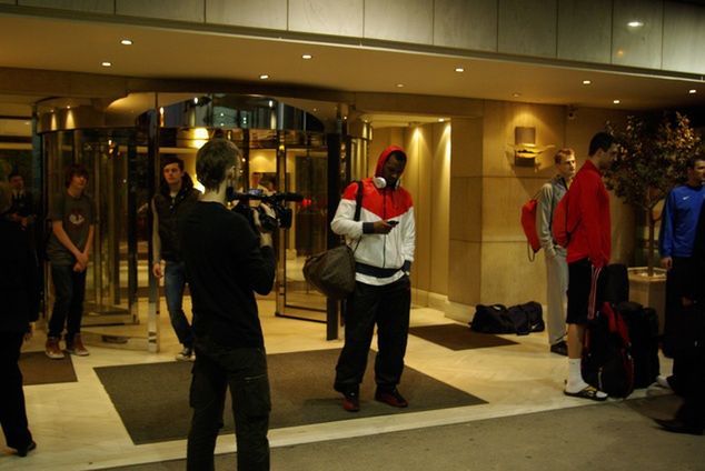 Koszykarze Asseco Prokomu czekający na autokar / autor: Bartosz Tobieński