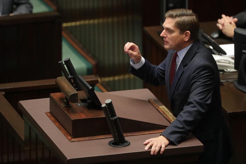 Bartosz Kownacki, wiceminister obrony, podczas debaty nad zmianami w finansowaniu sił zbrojnych