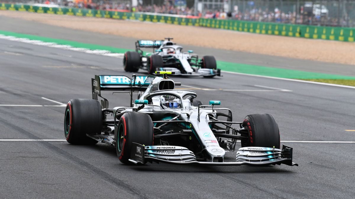 Zdjęcie okładkowe artykułu: Materiały prasowe / Mercedes / Na zdjęciu: Valtteri Bottas przed Lewisem Hamiltonem