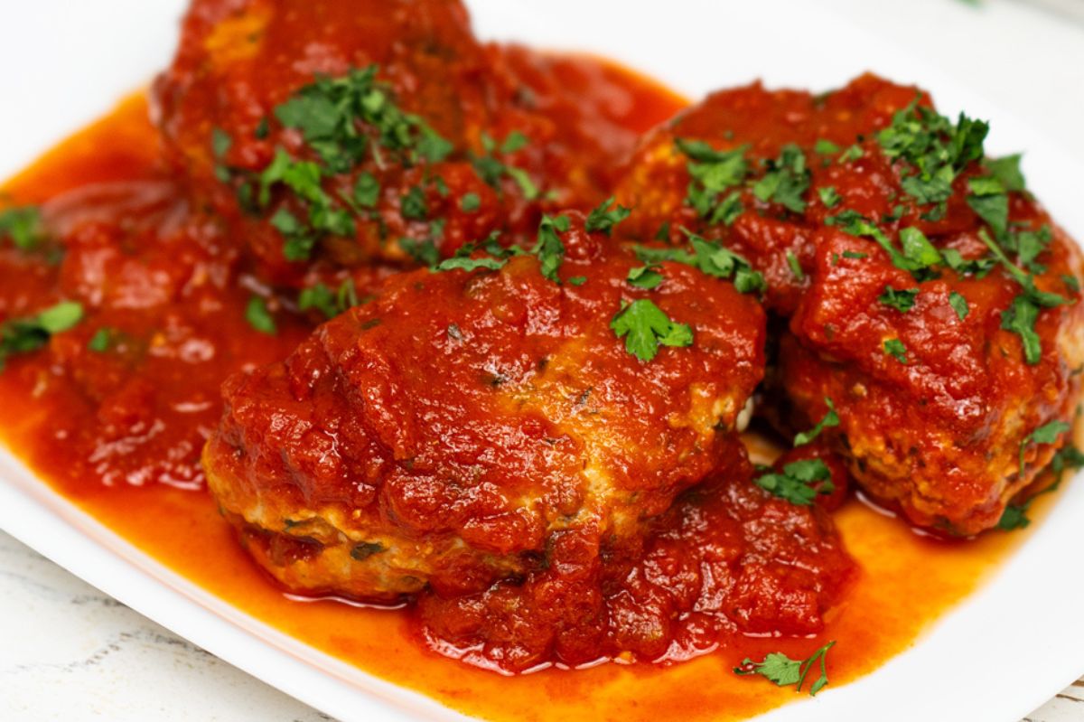 Mięsne pierożki serwuję z dodatkiem pomidorowego sosu. Znikają w mig