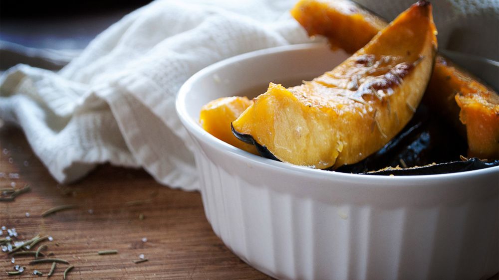 Pieczona dynia żołędziowa z dodatkiem soli