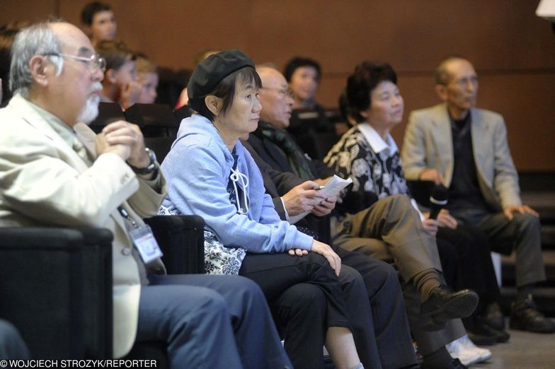 Starsi Japończycy podróżują po świecie. Tu w Gdańsku przypominają o tragedii związanej z bombami atamowymi.