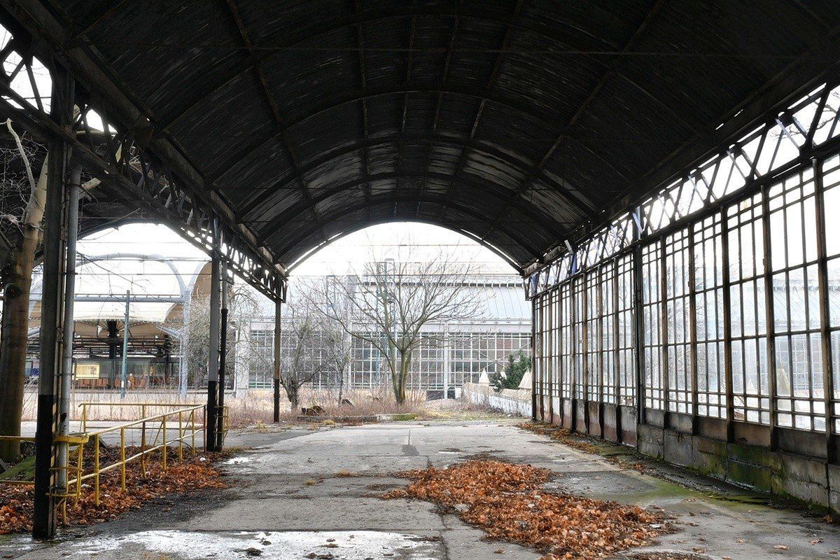 Wrocław: Najstarszy dworzec kolejowy w Polsce. Kiedyś cudo techniki, a dziś wygląda jakby miał się zawalić