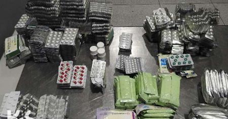 Wieźli prawie 17,5 tys. tabletek. Wpadli na warszawskim lotnisku