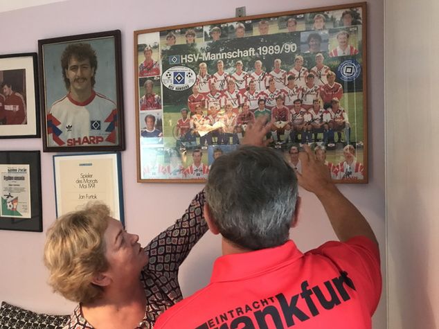 Anna Furtok ogląda z mężem plakat drużyny HSV, w której Polak występował, 2021 rok