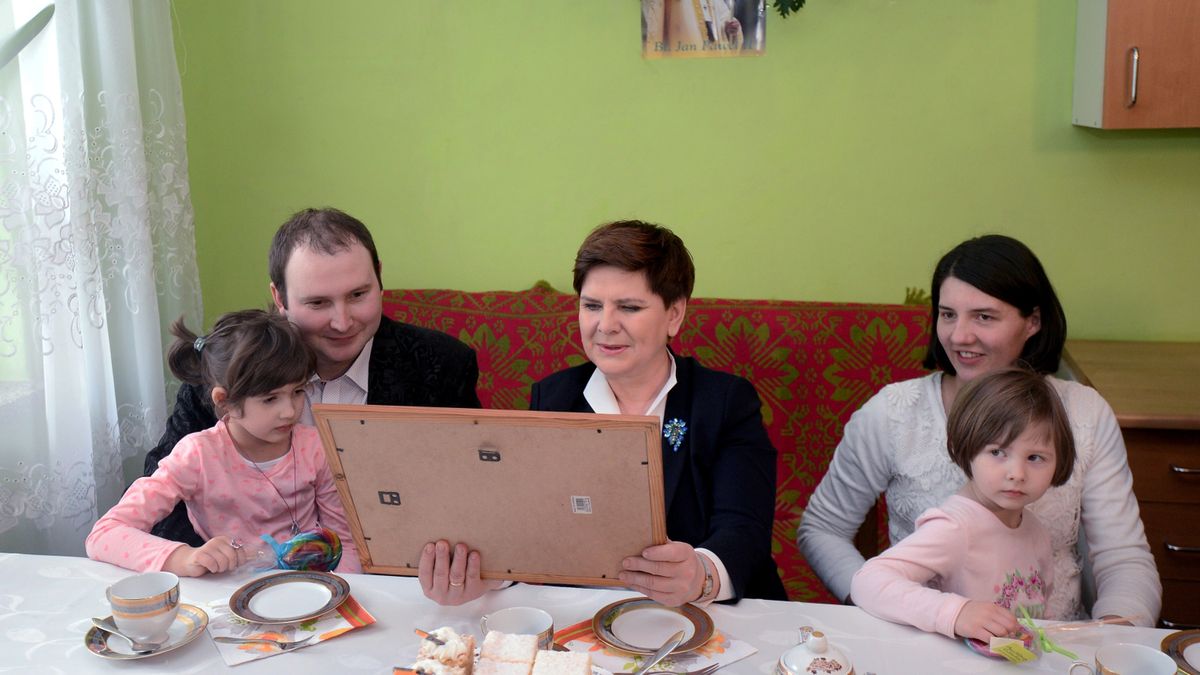Premier Beata Szydło zainaugurowała działanie programu "Rodzina 500 plus" i odwiedziła rodzinę na Mazowszu.
