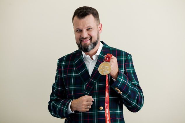 Jakub B. Bączek w 2014 roku pracował w sztabie Stephane'a Antigi. Z reprezentacją siatkarzy zdobyli wtedy mistrzostwo świata (fot. Facebook/JakubBBaczekMentalPower).