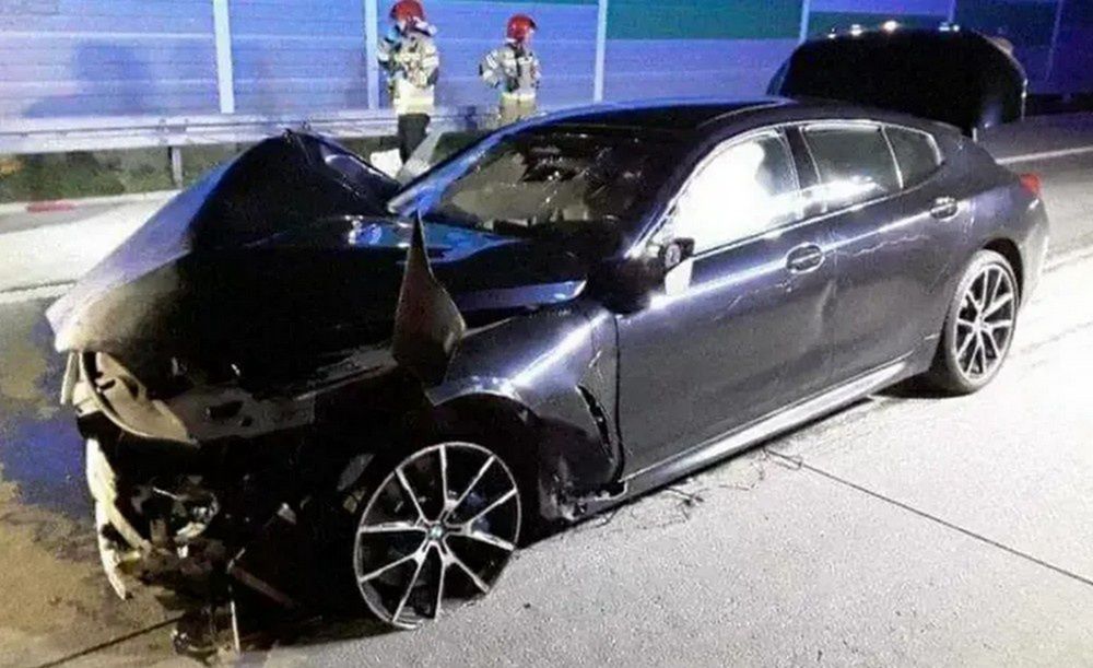 BMW rozbite po wypadku na autostradzie A1
