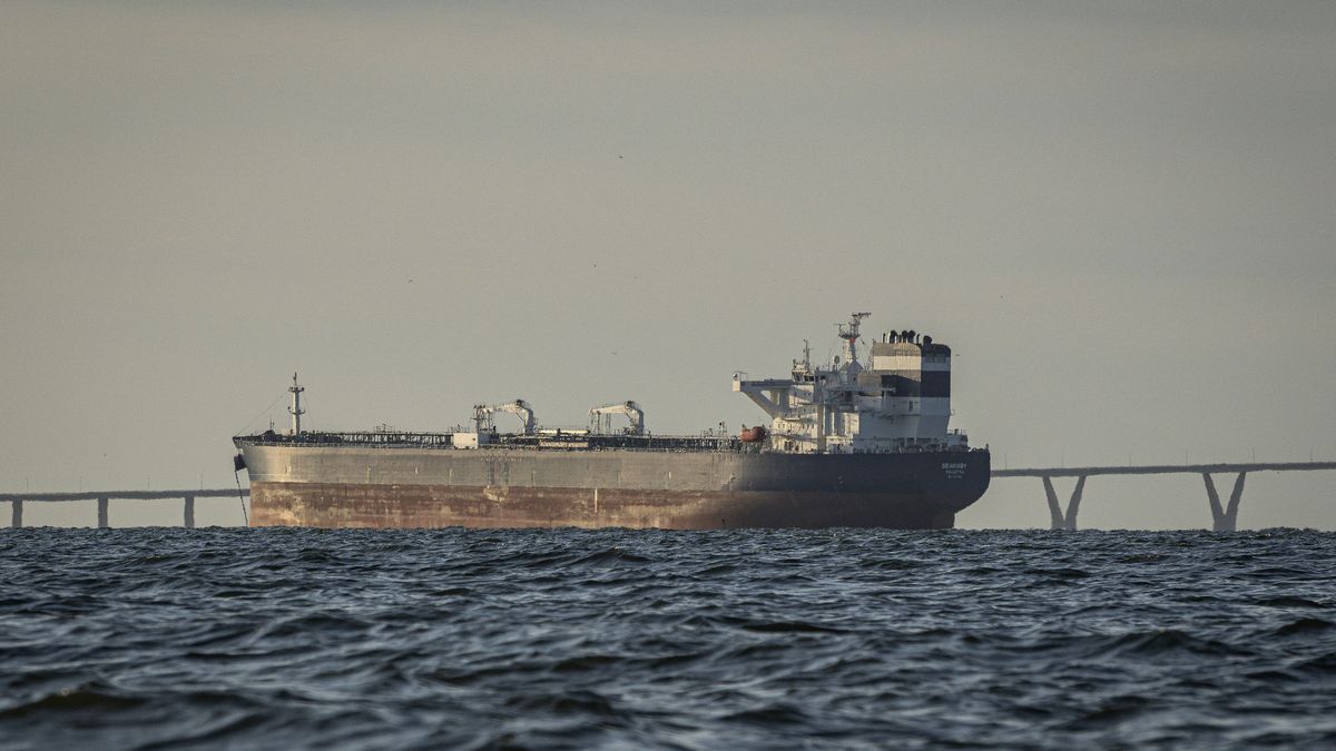 An oil tanker sailing on Lake Maracaibo in Maracaibo, Venezuela, 08 January 2026. Days after the United States' military capture of Venezuelan President Maduro and his wife, US President Trump announced a deal on 07 January 2026 with Venezuela's interim government officials to access the country's oil reserves, which are the largest in the world, totaling 364 billion barrels or 17 percent of the global total, although Venezuela's oil production only accounts for 1 percent of the world's total, according to an analysis by Standard and Poor's. EPA/HENRY CHIRINOS Dostawca: PAP/EPA.