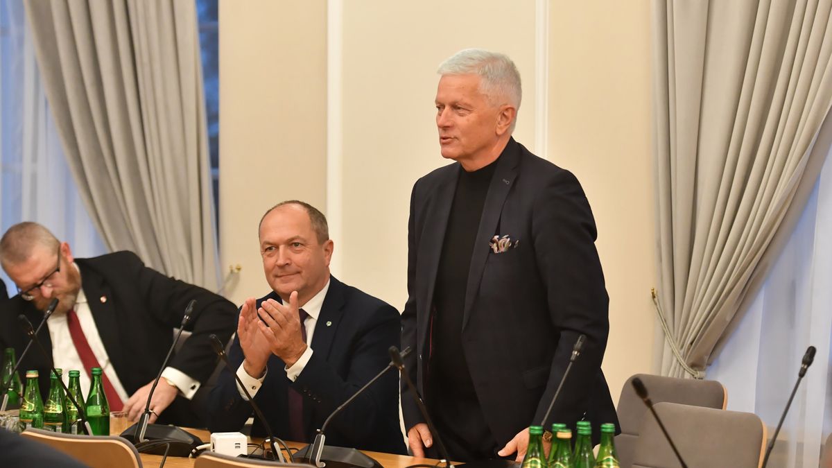 Warszawa, 21.11.2023. Posłowie Trzeciej Drogi Andrzej Grzyb (P) i Henryk Kiepura (C) oraz poseł Konfederacji Grzegorz Braun (L) podczas pierwszego posiedzenia komisji obrony narodowej w Sejmie w Warszawie, 21 bm. Posłowie wybiorą przewodniczącego i wiceprzewodniczących. (mr) PAP/Piotr Nowak