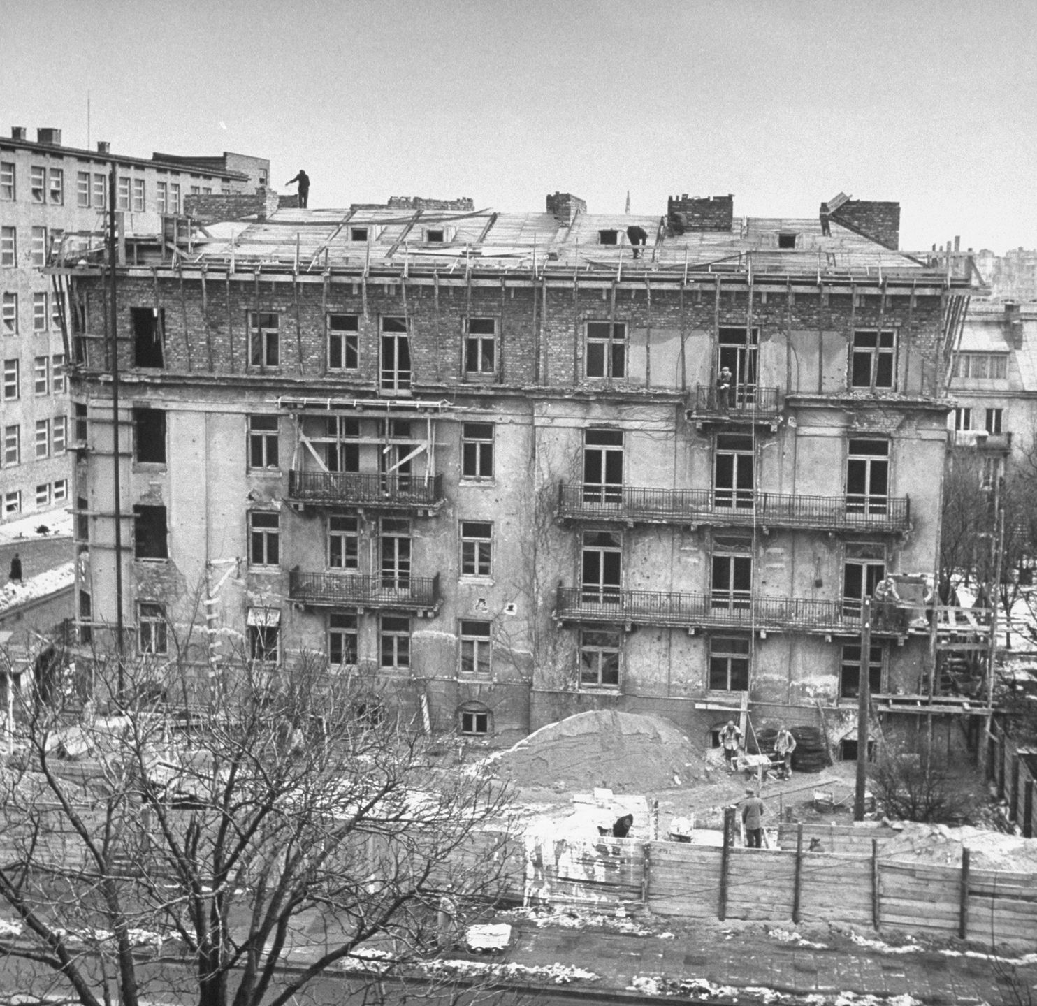Nowy, czteropiętrowy apartamentowiec powstający w pobliżu szpitala wojskowego.