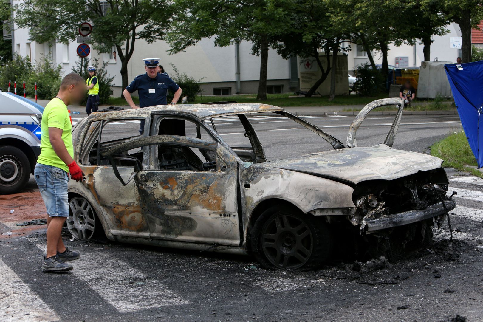 Auto wybuchło pod komendą policji. Ludzie próbowali wyciągnąć kierowcę