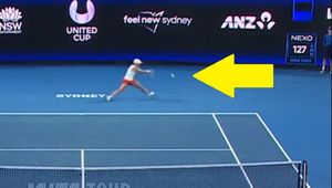 Piłka idealna. Rywalka Igi Świątek rzuciła się, ale to wszystko na nic [WIDEO]