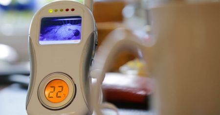 Teściowa ich szpiegowała przez pół roku. Robiła to przez elektroniczną nianię