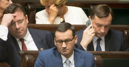 "Kto jest miękiszonem?". Minister z obozu Ziobry ostro o sporze z UE