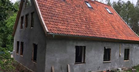 Kupiła ruinę w środku lasu. Tak wygląda po remoncie
